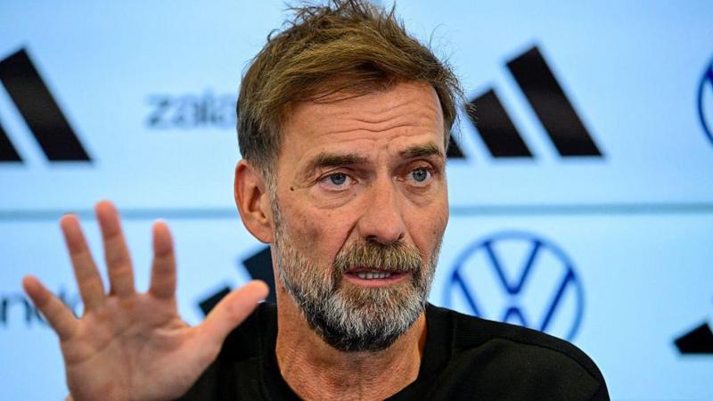 Jurgen Klopp fala em uma coletiva de imprensa