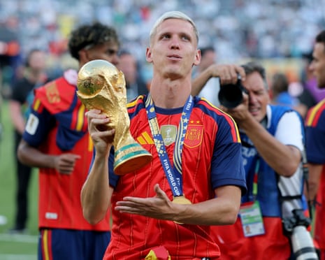 Espanha’s Dani Olmo com a Copa do Mundo após sua vitória sobre a Argentina em Nova York