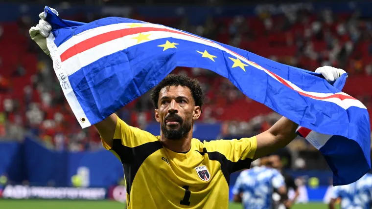 Goleiro cabo-verdiano Vozinha conquista transferência para novo clube após roubar o show na Copa do Mundo de 2026 imagem