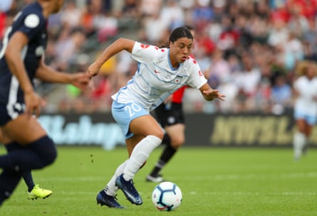 Sam Kerr corre com a bola jogando pelo Chicago Red Stars contra North Carolina Courage em 2019