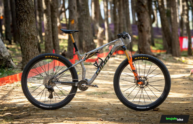 Hatherly está competindo com rodas CADEX protótipo, com fios de carbono integrados. É essa a primeira modelo MTB da marca?