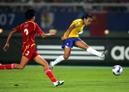 A lenda do Brasil, Marta (à direita), marca contra a China na Copa de 2007.