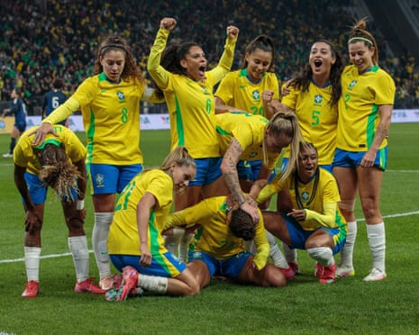 Dudinha é parabenizada por companheiras de equipe após marcar o primeiro gol do Brasil contra os EUA no mês passado