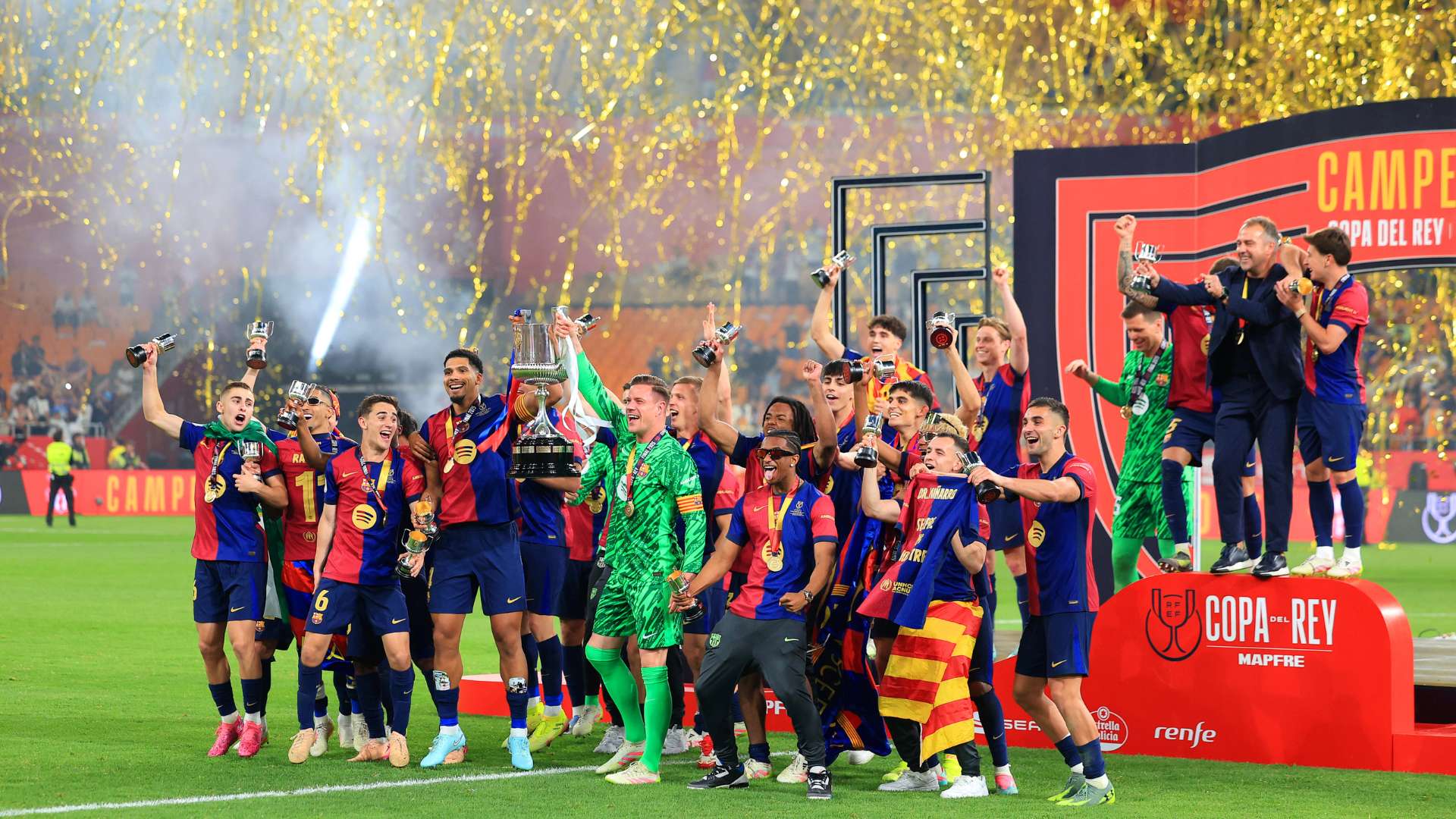 Ronald Araujo e Marc-Andre ter Stegen do FC Barcelona levantam o troféu da Copa del Rey