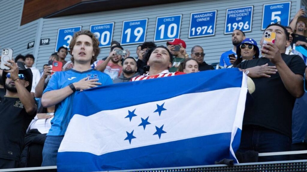 Aficionados do Honduras apoiando seu time