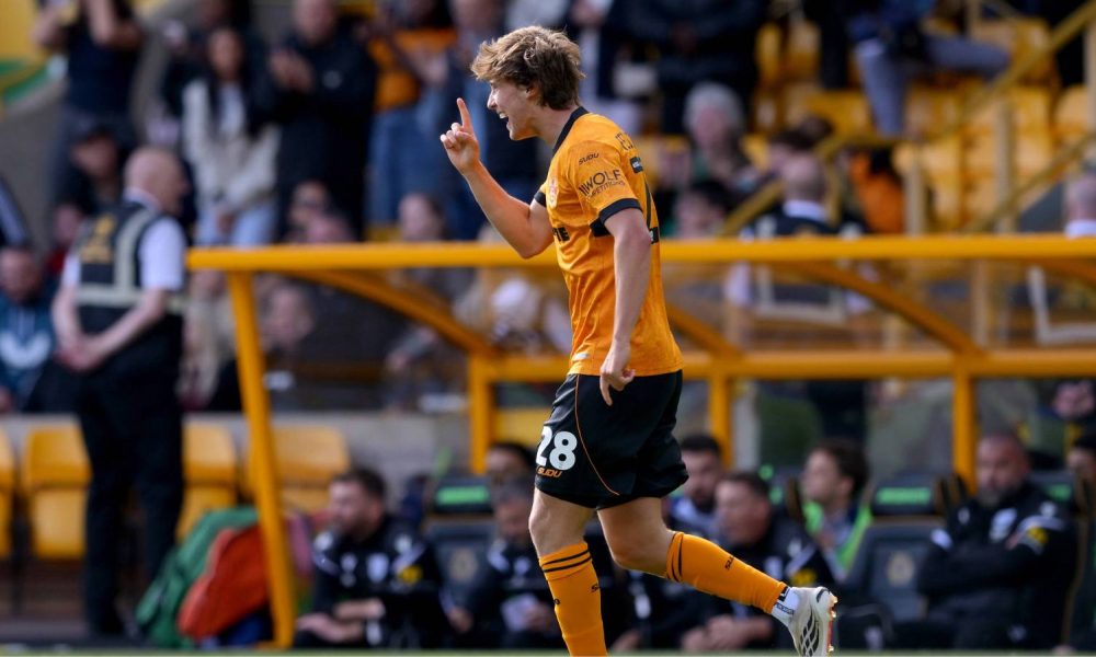 Fer Lopez celebra marcando o gol vencedor do Wolverhampton Wanderers contra West Bromwich Albion.