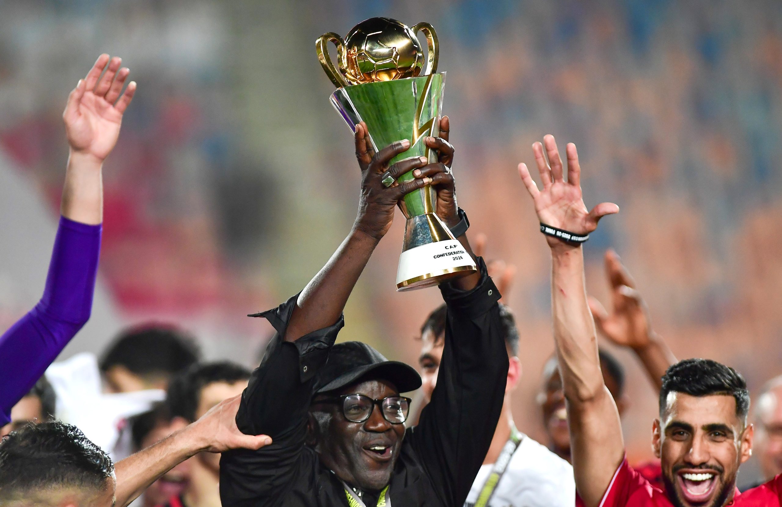 USM Alger é coroado campeão da Taça da Confederação da CAF TotalEnergies após emocionante vitória por pênaltis contra o Zamalek