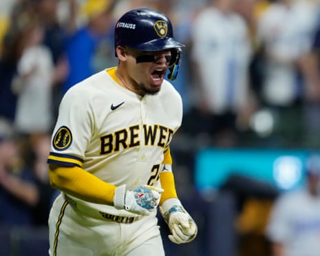 William Contreras dos Brewers grita com punhos encostados em uma luva após um hit