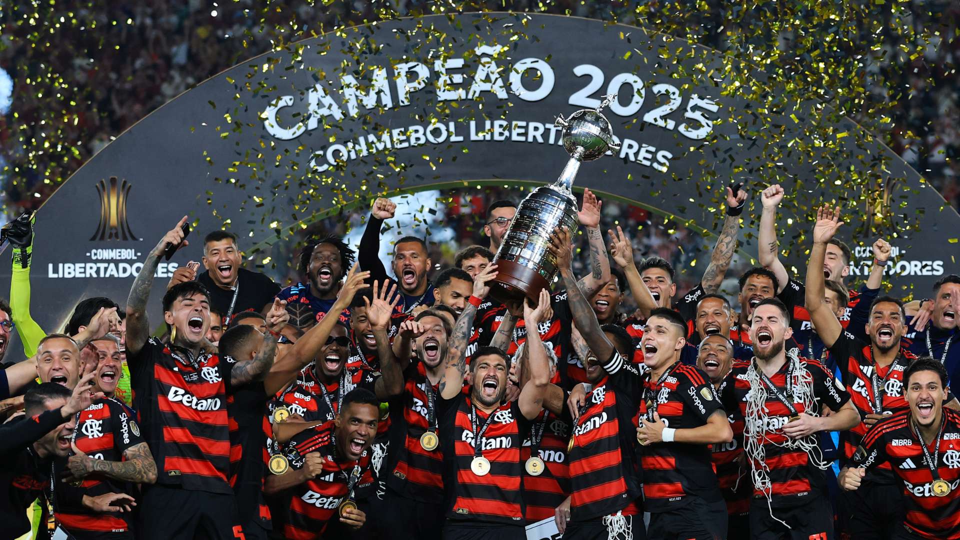 Giorgian de Arrascaeta e Bruno Henrique do Flamengo levantam a taça do campeão após vencerem a final da Copa CONMEBOL Libertadores em 2025