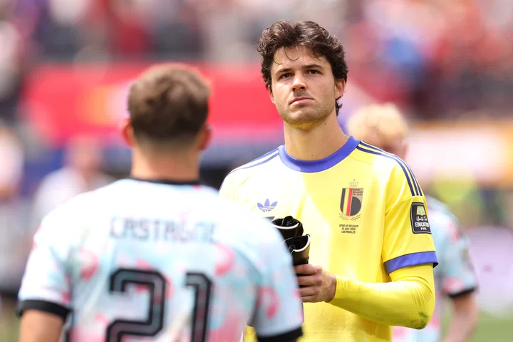 Senne Lammens olhando para longe após debut 2026 da Copa do Mundo pela Bélgica