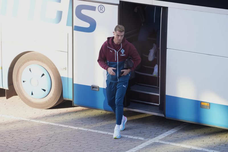 O atacante da seleção de Portugal Cristiano Ronaldo chega à sessão de treino no estádio Parken de Copenhage, onde amanhã se enfrentam Portugal e Dinamarca em um jogo da Liga das Nações. - EFE/Liselotte Sabroe