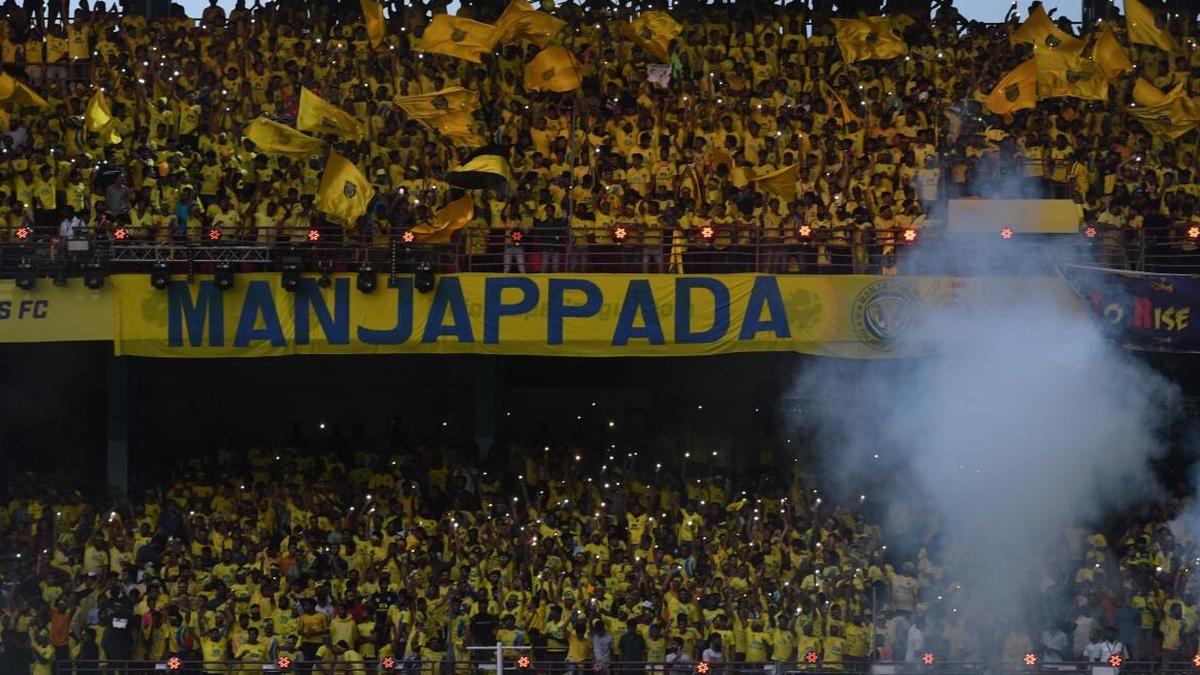 Fãs de futebol em um jogo da ISL