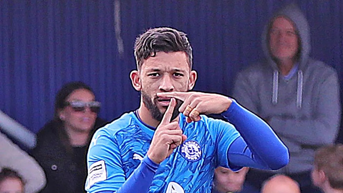 Em doblete - Macauley Bonne marcou dois gols para o Billericay Town (Imagem: Nicky Hayes)