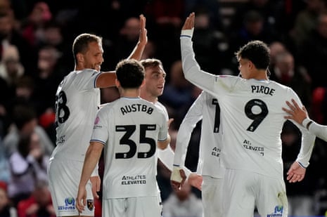 Tomas Soucek (esquerda) é parabenizado por seus companheiros de equipe após marcar o primeiro de seus dois gols tarde no final contra Lincoln