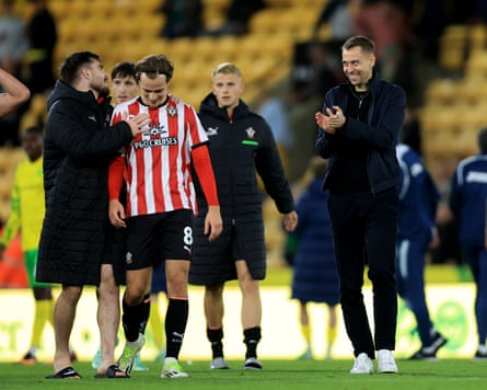 O gerente do Southampton, Tonda Eckert, celebra com seus jogadores após sua vitória por 1-0 contra o Norwich