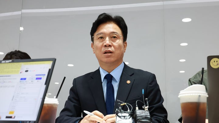 Minister Kim Young-hoon Proposes Social Solidarity Wage Discussion