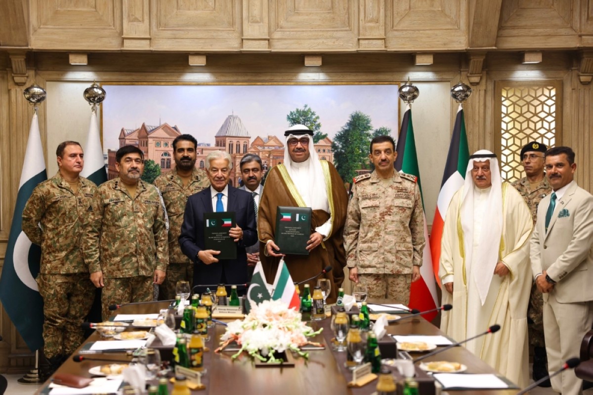 ISLAMABAD: Kuwaiti Defense Minister Sheikh Abdullah Ali Abdullah Al-Salem Al-Sabah and his Pakistani counterpart Khawaja Muhammad Asif sign the agreement. - KUNA photos
