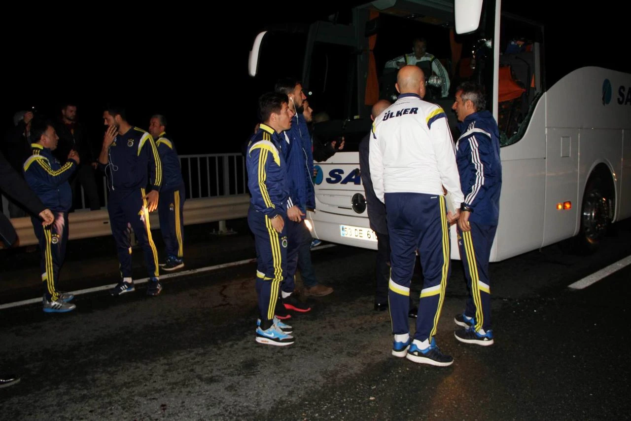 Fenerbahçe players gather beside their team bus after it came under fire during an armed attack in Trabzon, April 4, 2015. (IHA Photo)