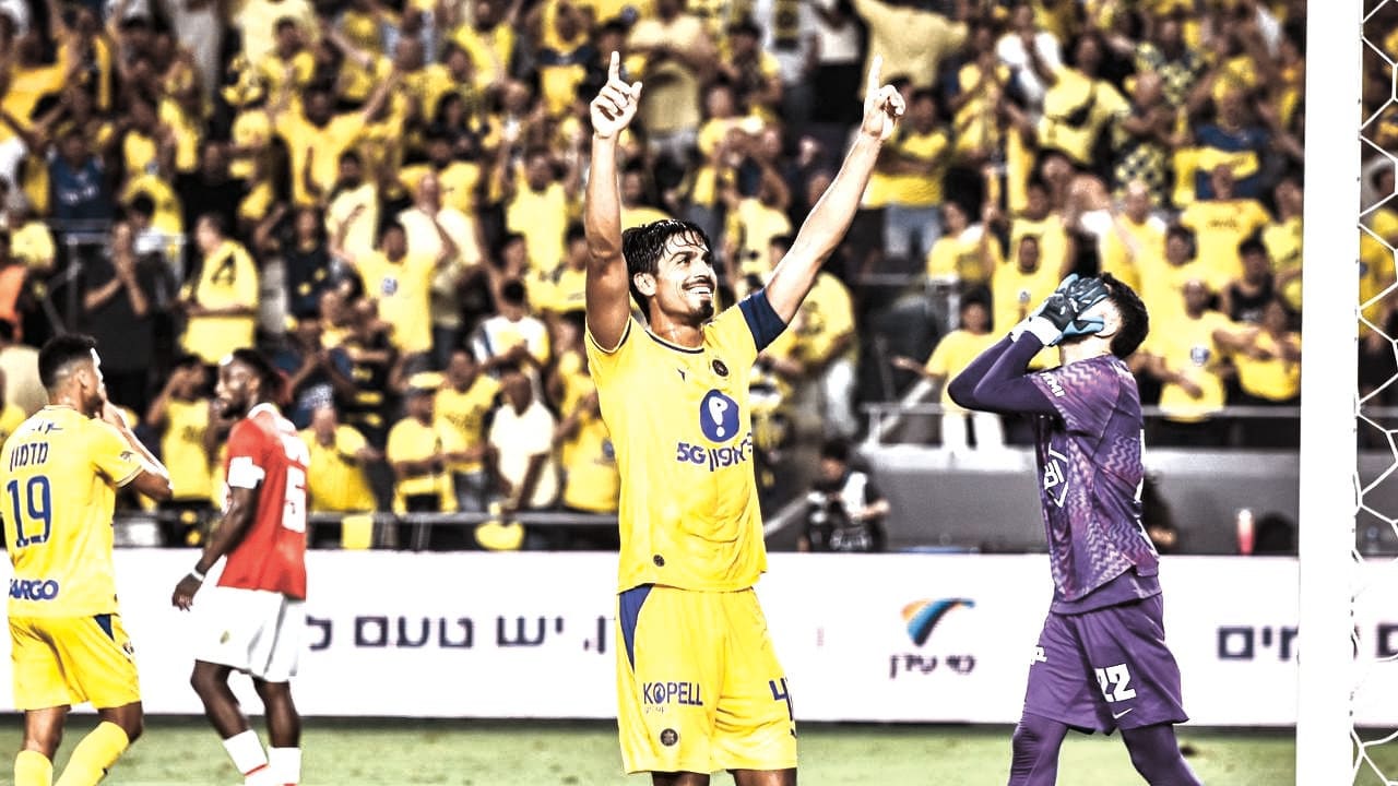 MACCABI TEL AVIV'S Dor Peretz celebrates the 4-1 victory over Hapoel in the Tel Aviv derby