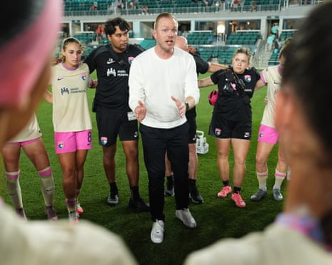 Jonas Eidevall talks to his San Diego Wave players